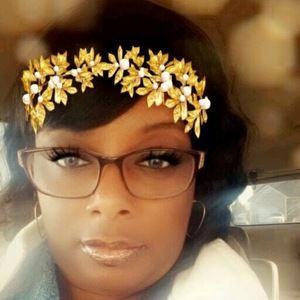 Meet your Posher, Lora